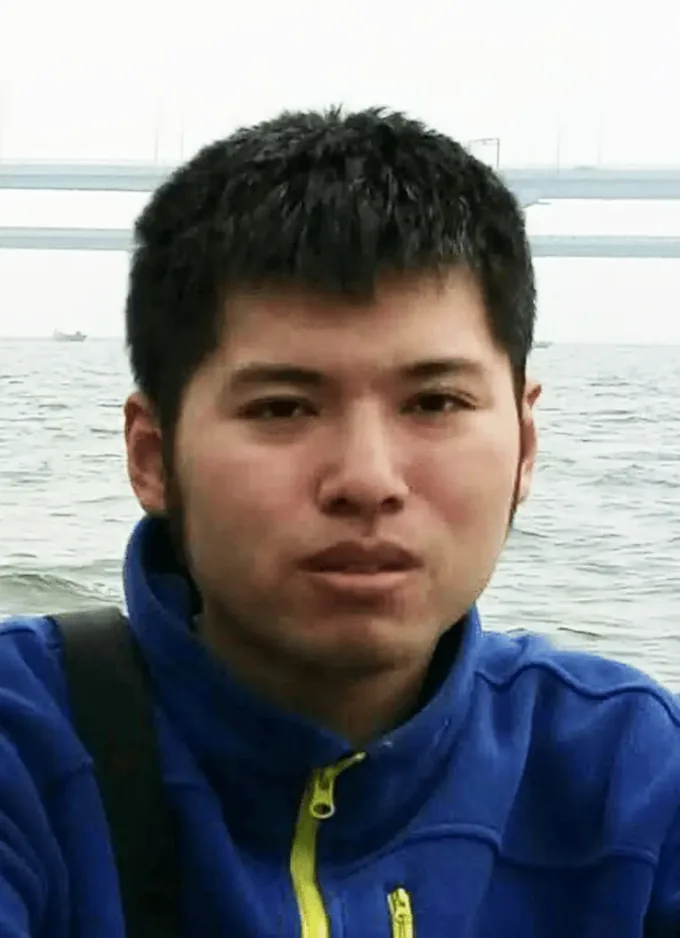 Xin Yumeng, the director of Niu Lai, photographed outdoors by the sea in Dalian